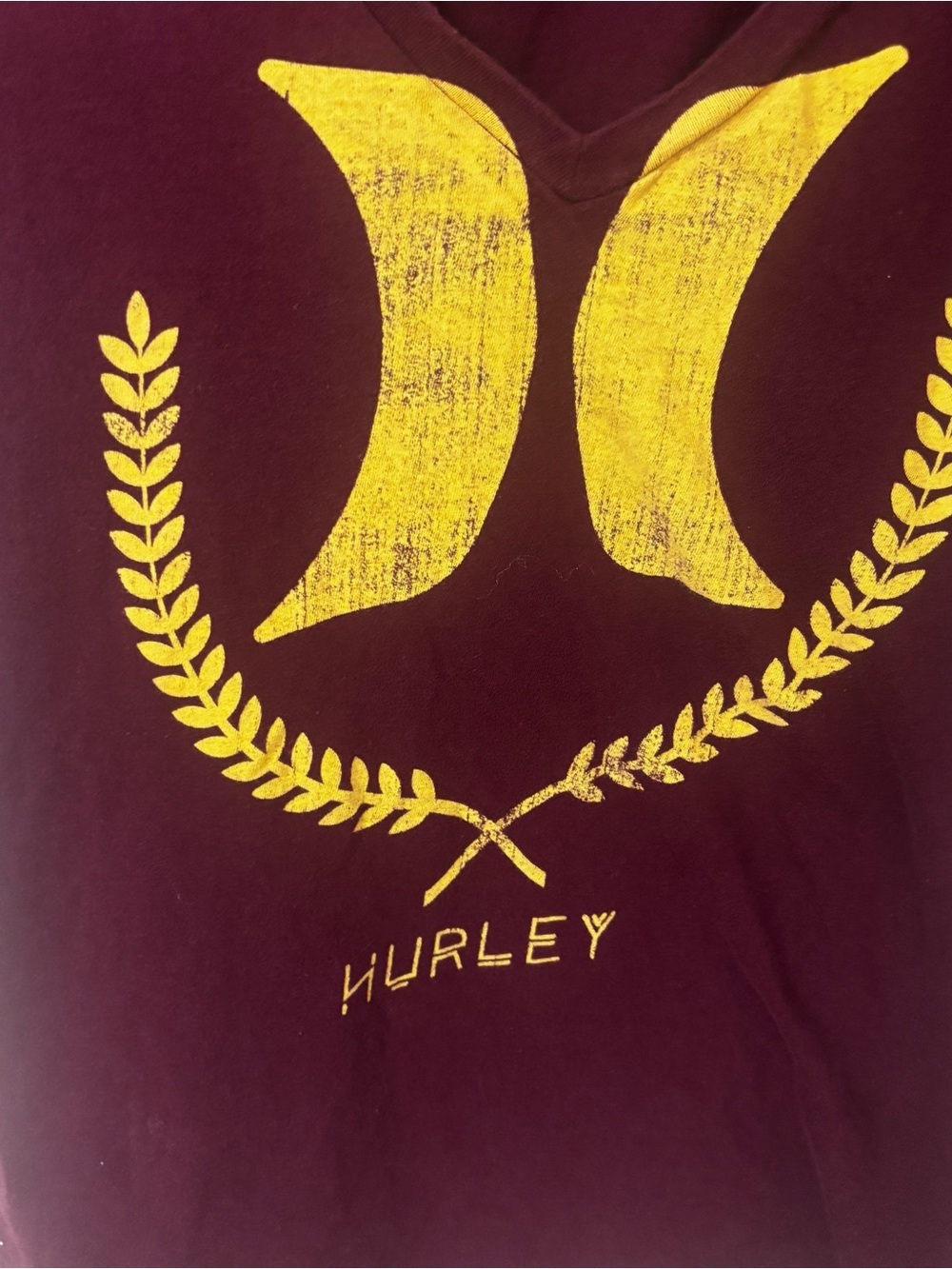 Hurley Women's Maroon V-Neck short sleeve Tee with Gold Logo size M - Picture 4 of 7